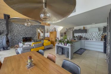 Découvrez cette magnifique villa contemporaine, modulable à l’envie, offrant un cadre de vie exceptionnel.