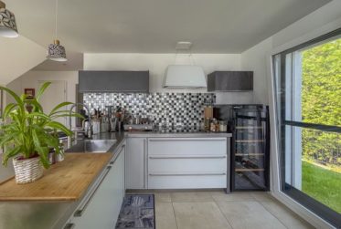 Découvrez cette magnifique villa contemporaine, modulable à l’envie, offrant un cadre de vie exceptionnel.