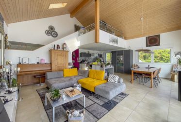 Découvrez cette magnifique villa contemporaine, modulable à l’envie, offrant un cadre de vie exceptionnel.