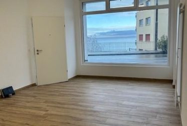 Local commercial avec vitrine sur la route national entre Montreux et Villeneuve