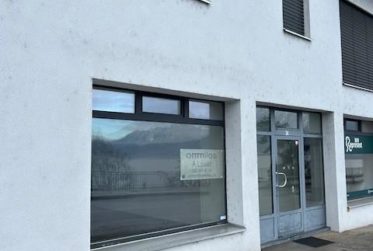 Local commercial avec vitrine sur la route national entre Montreux et Villeneuve