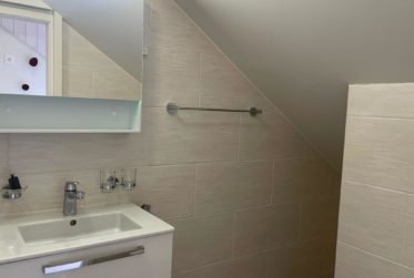 Charmant 2.5 pièces sous les combles – Lumineux avec balcon – Servion (VD)