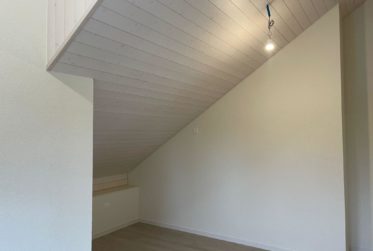 Charmant 2.5 pièces sous les combles – Lumineux avec balcon – Servion (VD)