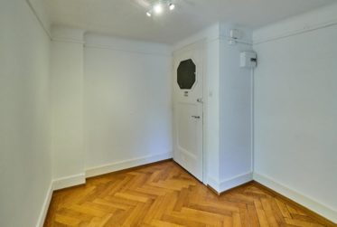 Studio lumineux avec vue sur le lac