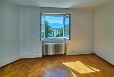 Studio lumineux avec vue sur le lac